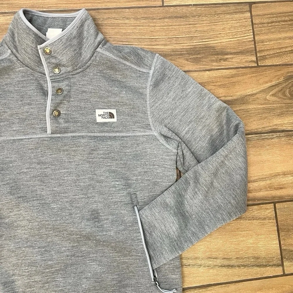 The North Face Button Mock Neck Pullover Mens Small Gray Fleece Sweater